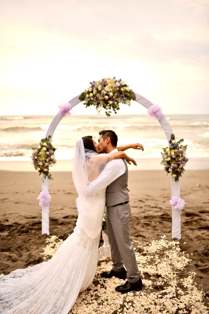 newlyweds kiss on the beach